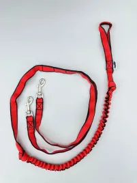 smycz-z-amortyzatorem-czerwono-czarna-krotka-14-2m-dla-dwoch-psow