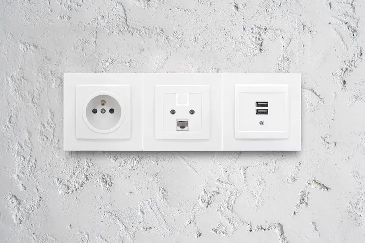 gniazdo-usb-x2-scienne-2-1a-podwojne-230v-biale-stan-nowy-liczba-gniazdek-2-szt