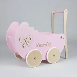 drewniane-wozki-dla-lalek-falbanka-personalizowany-modny-jasno-szary