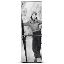 magnes-tapeta-na-lodowke-kobieta-z-nartami-60x180