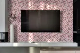 panel-winylowy-scienny-za-telewizor-serca-100x50cm-stan-nowy