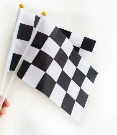 flaga-szachownica-na-patyczku-30-cm-czarno-biala-2-sztuki