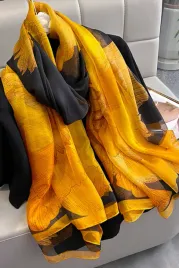 szal-z-duzym-zoltym-kwiatem-na-czarnym-tle-elegancki-lekki-i-stylowy