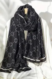 szal-z-wiskoza180x85cm-lucky-clover-w-kolorze-czarnym-z-bialymi-koniczynka