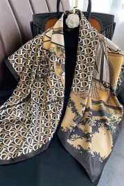 apaszka-damska-bezowo-czarna-90x90-monogram-i-architektura-elegancja-z-n