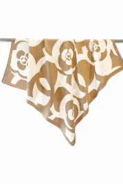 apaszka-damska-90x90-kwiatowa-moc-wzor-w-odcieniach-bezu-imitacja-jedw