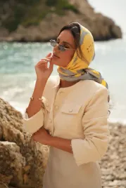 apaszka-damska-90x90-letni-blask-zolto-szara-z-kwiatowym-wzorem-imitac