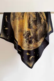 apaszka-damska-90x90-zloty-jednorozec-w-kosmosie-czarna-apaszka-z-ksiez