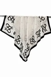 apaszka-kremowa-z-czarnym-monogramem-90x90-elegancja-w-stylu-retro