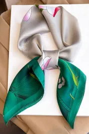 apaszka-satynowa-70x70-cm-kremowa-z-kwiatem-lotosu-i-zielona-ramka