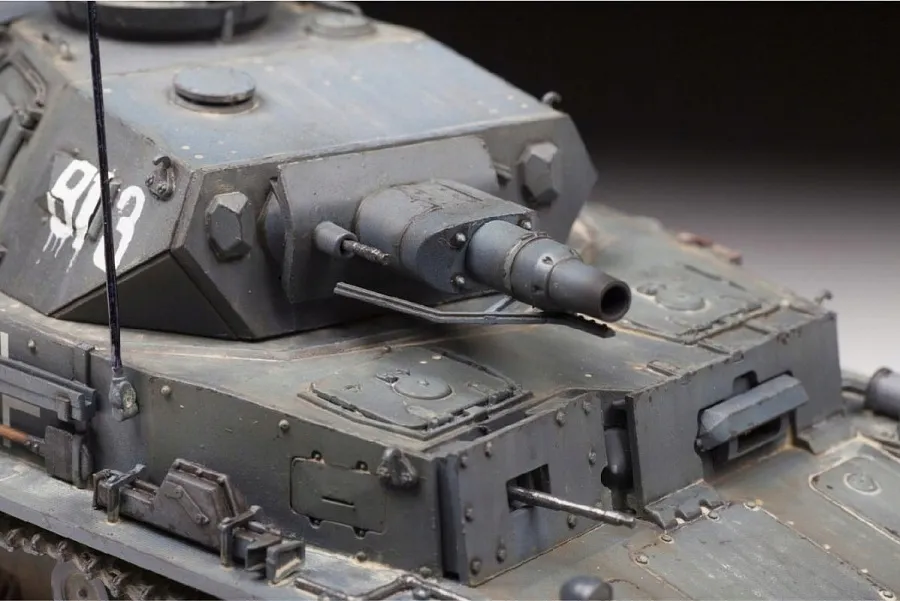 1-35-niemiecki-czolg-panzer-iv-ausf-e-marka-zvezda