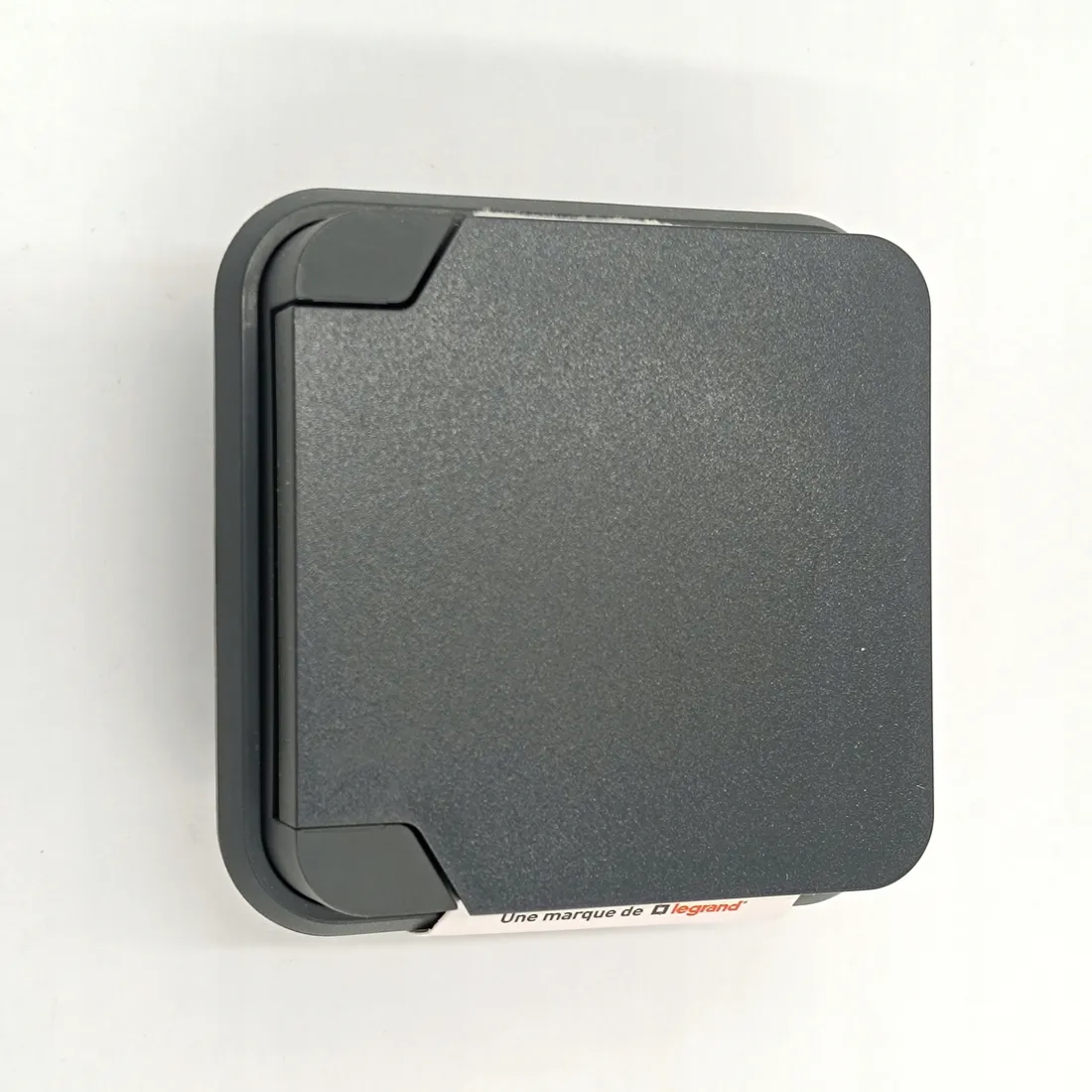 gniazdo-elektryczne-scienne-debflex-szary