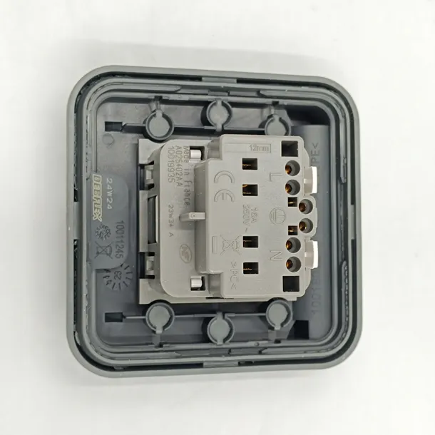 gniazdo-elektryczne-scienne-debflex-szary-kolor-inny