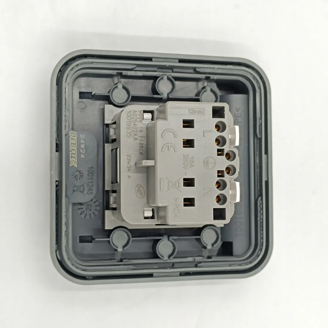 gniazdo-elektryczne-scienne-debflex-szary-stan-nowy