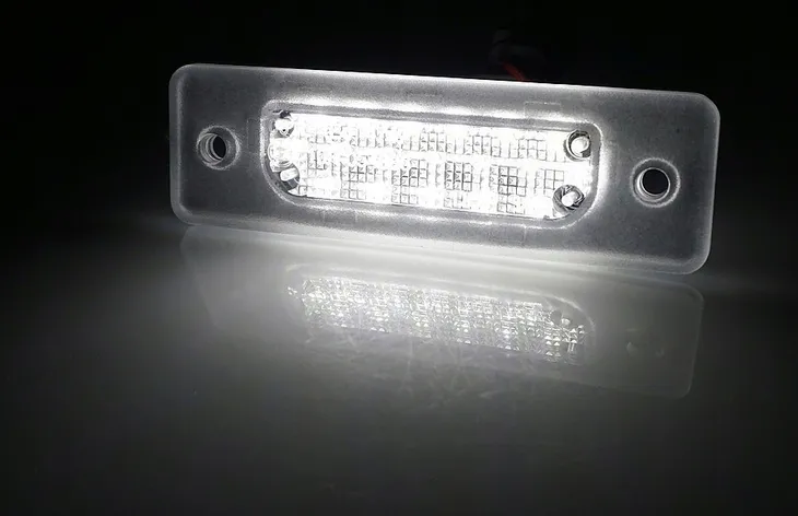 podswietlenie-tablicy-led-bmw-e32-e34-m5-sedan-zrodlo-swiatla-led