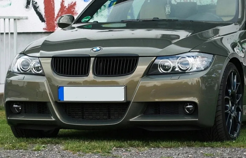 nerki-grill-atrapa-bmw-e90-e91-04-08-czarny-mat-stan-nowy