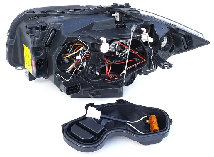 lampy-depo-black-bmw-e87-e81-ringi-led-reflektory-strona-zabudowy-lewe-prawe