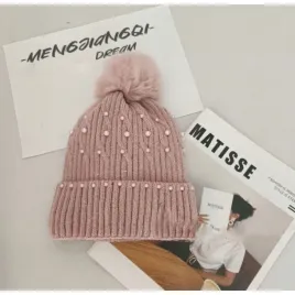 czapka-zimowa-dzianinowa-z-pomponem-i-perelkami-pudrowy-roz-cz35wz1-cz35