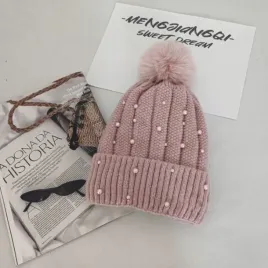 czapka-zimowa-dzianinowa-z-pomponem-i-perelkami-pudrowy-roz-cz36wz1-cz36