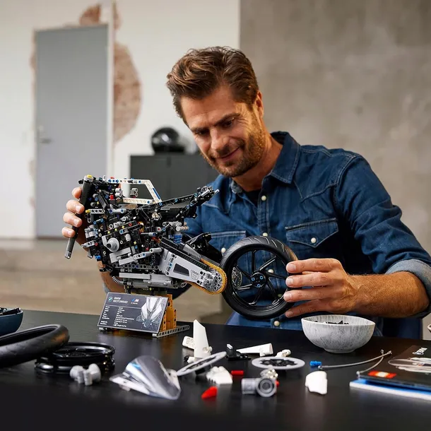 lego-42130-technic-bmw-m-1000-1925-elementow-stan-nowy