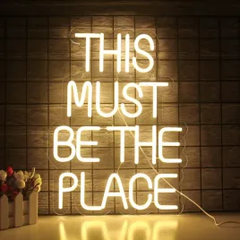 neonowe-swiatlo-z-napisem-this-must-be-the-place-dekoracja-sciany-led