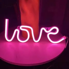 neonowe-swiatlo-love-rozowa-tabliczka-led-dekoracyjna-lampa-scienna