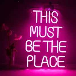 neonowe-swiatlo-z-napisem-this-must-be-the-place-dekoracja-sciany-led