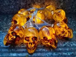 lancuch-swietlny-z-motywem-czaszki-15-m-10-diod-led-na-halloween