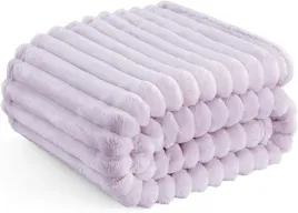 koc-polarowy-miekki-narzuta-na-lozko-i-kanape-150-x-200-cm-lawendowy