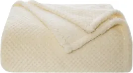 narzuta-flanelowa-z-granulowanym-wzorem-miekka-150-x-200-cm-bezowy