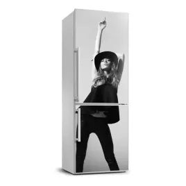 naklejka-fototapeta-na-lodowke-kobieta-w-czerni