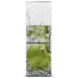 fototapeta-magnesowa-na-lodowke-jablko-pod-woda