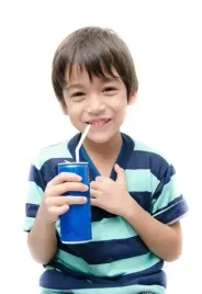 fototapeta-lateks-na-wymiar-chlopiec-pije