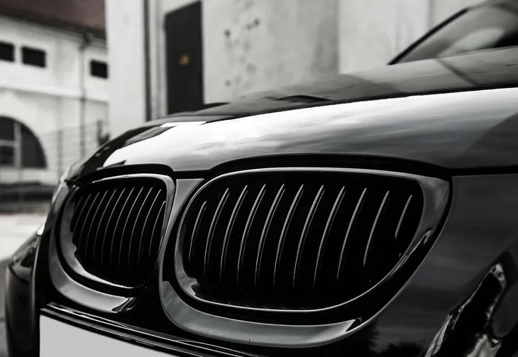 atrapa-grill-kratka-nerki-bmw-e60-e61-black-shadow-stan-nowy-numer-katalogowy-czesci-025-nerki-w-gril-bmw-bmw-e60-e61-m5-rocznik-2003-2010-czarny-polysk-gloss-black