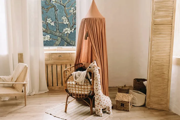 roleta-okienna-scienna-galazki-na-niebieskim-tle-dlugosc-140-cm