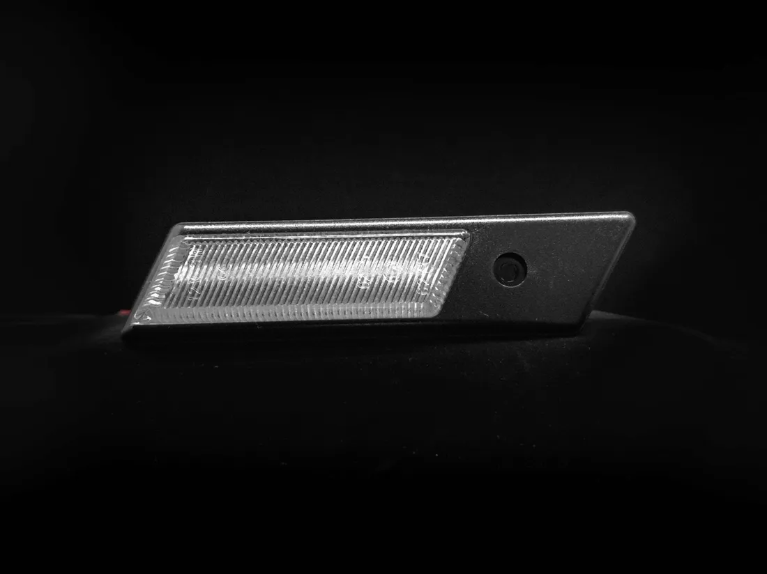 dynamiczne-biale-kierunkowskazy-led-bmw-e32-e34-e36-crystal-white-plywajace