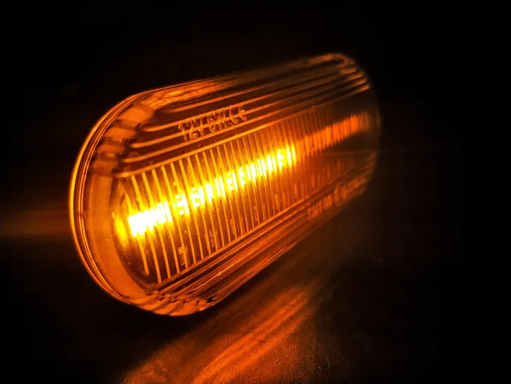 dynamic-led-kierunkowskazy-vw-amarok-fox-golf-4-numery-katalogowe-zamiennikow-8e0-949-127