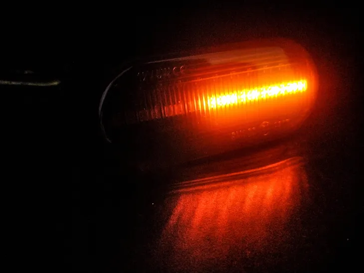 dynamic-led-kierunkowskazy-vw-amarok-fox-golf-4-stan-nowy-numery-katalogowe-zamiennikow-8e0-949-127