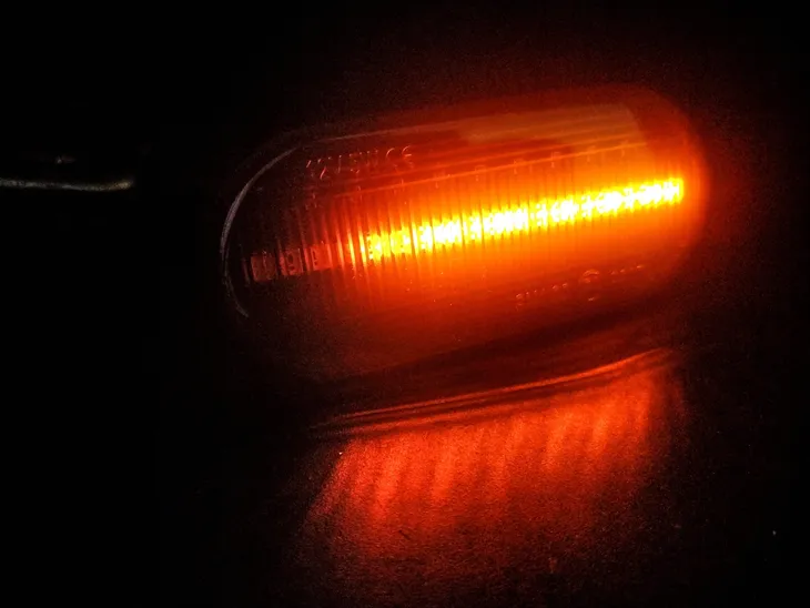 dynamic-led-kierunkowskazy-vw-amarok-fox-golf-4-stan-nowy-strona-zabudowy-lewe-boczne-prawe-boczne
