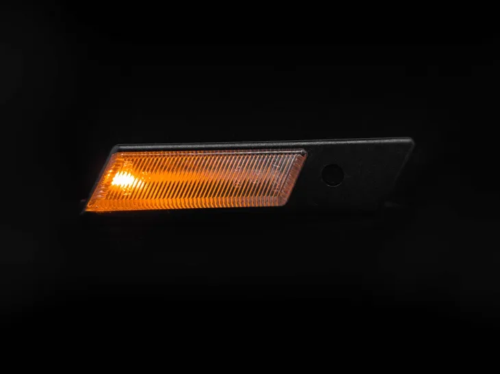 dynamiczne-biale-kierunkowskazy-led-bmw-e32-e34-e36-crystal-white-plywajace-numer-katalogowy-czesci-dynamiczne-biale-kierunkowskazy-led-bmw-e24-e28-e30-e32-e34-e34-m5-e36-e36-m3