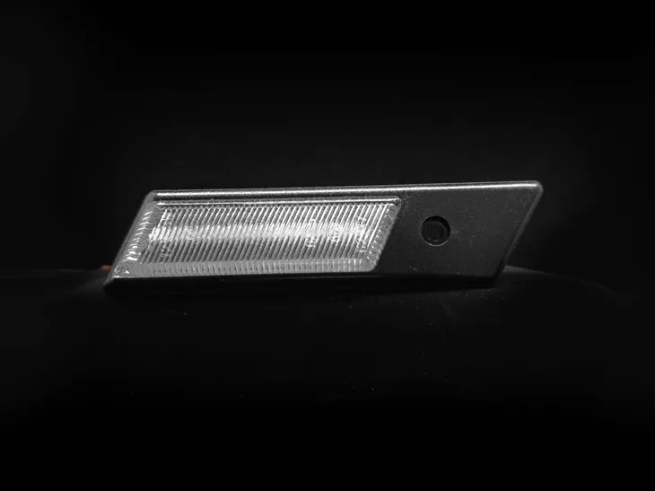 dynamiczne-biale-kierunkowskazy-led-bmw-e32-e34-e36-crystal-white-plywajace-kolor-klosza-bialy