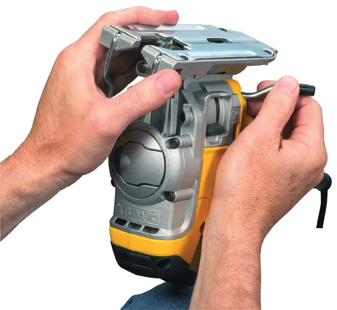 wyrzynarka-dewalt-dw331k-glebokosc-ciecia-w-aluminium-10-mm