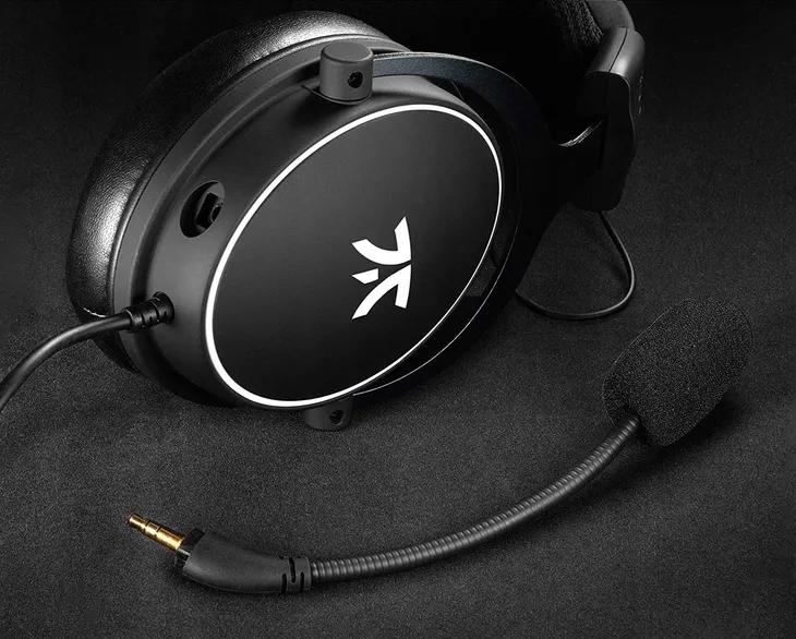 sluchawki-wokoluszne-fnatic-react-esports-performance-marka-fnatic