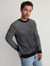 bialo-czarny-sweter-z-prazkowanej-dzianiny-reserved-l