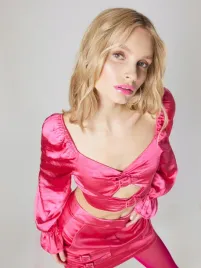 rozowa-satynowa-bluzka-top-hoermanseder-x-about-you-s