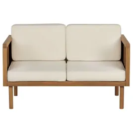 sofa-dwuosobowa-z-drewna-akacjowego-z-bialymi-poduszkami-baratti