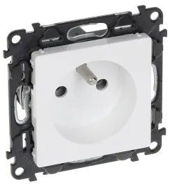 gniazdo-pojedyncze-le-753181-valena-life-230-v-16-a-legrand