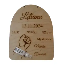 metryczka-urodzin-dziecka-z-imionami-rodzicow-na-opaske-drewniana-prezent