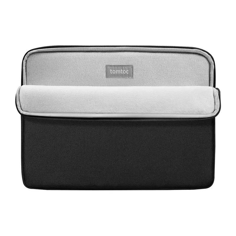 etui-na-laptopa-light-a18-czarny-stan-nowy