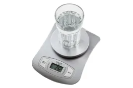 elegancka-waga-kuchenna-ad-3137-ze-srebrna-misa-od-adler